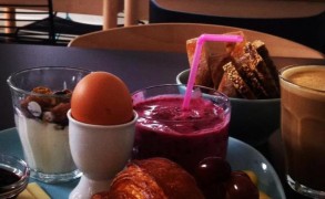 Besøg Designcaféen og se kunst af Henneberg