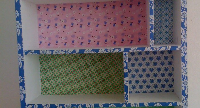 saettekasse-tapet-tapetseret-boernevaerelse-indretning-bolig-home-decor-kids-room-reol