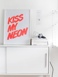 Kiss My Neon – Dagens poster