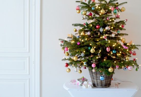 juletrae-pynt-pyntning-jul-julepynt-spinkelt-trae-farver