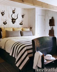 boligcious-home-decor-trophy-wall-jagttrofae-opsatser-sovevaerelse-interior-design