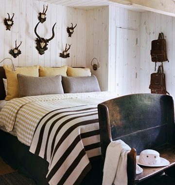 boligcious-home-decor-trophy-wall-jagttrofae-opsatser-sovevaerelse-interior-design