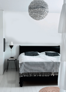 indretning-bedroom-sovevaerelse-sort-hvid-grafisk