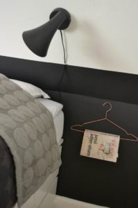 makeover-bedroom-bolig-indretning-sovevaerelse-lampe-600x905
