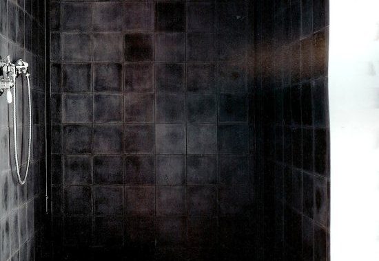 boligcious-indretning-design-bad-home-interior-brusebad-shower-sort-fliser