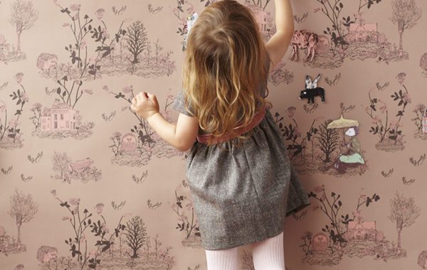 tapet-woodland-pige-blaa-wallpaper-boernevarelse-bolig-indretning