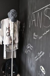 tavlelak-tavlevaeg-blackboard-wall-teenagerroom-teenvaerelse-toejstativ-clotehingrack-vandroer-pipes