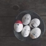 "Det er en syg høne der har lagt det æg der" – PÅSKEÆG: pustet og pyntet af Boligcious