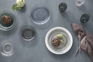 Smukke tallerkner i farvet glas fra Hammershøi serien af Kähler