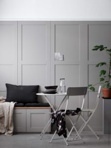 Stue med høje do it yoursel paneler. Panelerne er lavet af skabslåger fra IKEA monteret på væggen. Panelerne er lysegrå