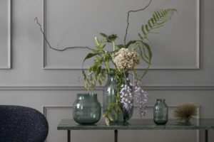 Omaggio glasvase fra Kähler i grøn og de fine stager. Nyhed: lanterne med læder strop