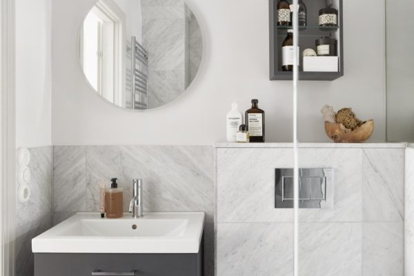 FLot lyst badværelse med marmor flisevæg 