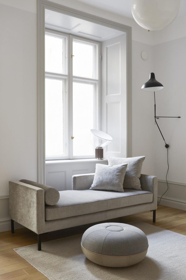 elegant daybed og flot grafisk lampe placeret i en lys stue