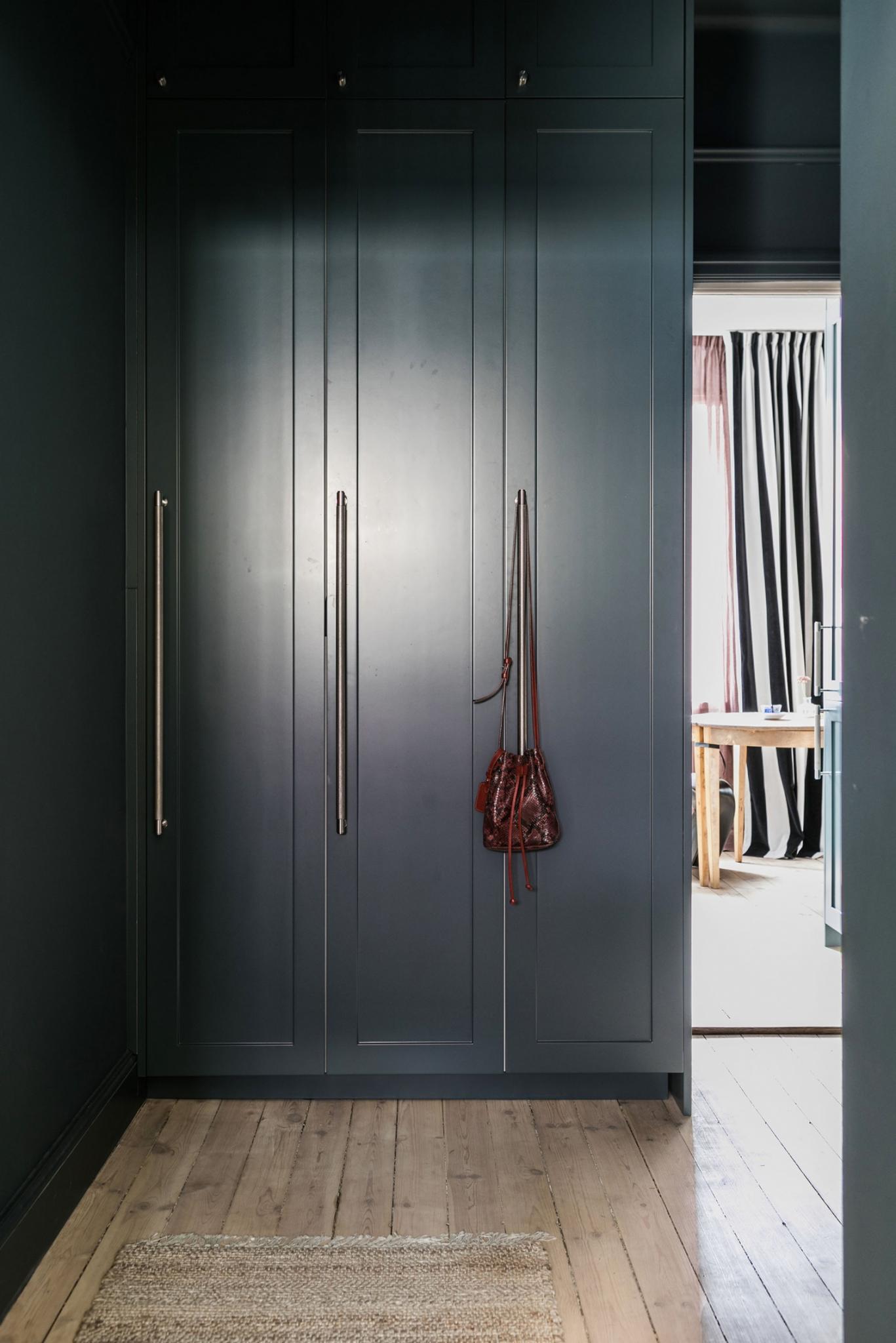 Garderobe opbevaring skabe skabsgang walkincloset closet indretning ... Garderobe skabe indretning