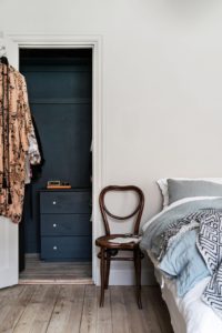 på billedet ses et soveværelse med kig in i walk in closet hvor alt er malet en mørk grøn farve. Rigtig flot