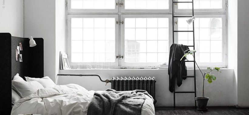 Råt soveværelse med højt hovegærde lavet ud af afskærmingssvæg fra Ikea