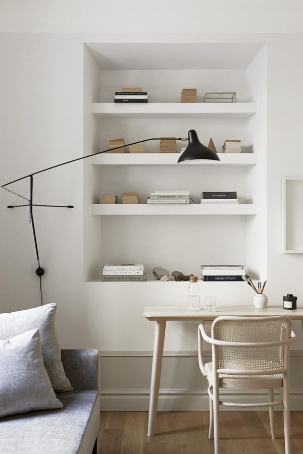 indbygget bogreol i stuen i forbindels med kontorplads. 