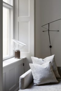 Hyggekrog i stuen med flot daybed og smuk og grafisk floss lampe
