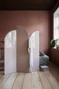 Flot art deco rumdeler malet i højglas, farven er pudder