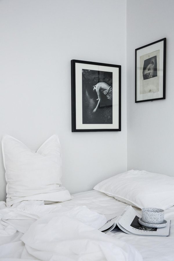 sovekrog holdt i hvid med flot fotokunst på væggen. 