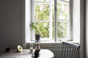 Charmerende spisplads ved vinduet i et ældre køkken