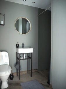 Badeværelse, råt med grønne vægge