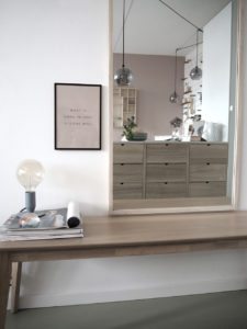 Entré med spejl og fin bænk.