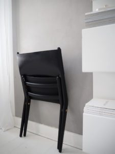 Saxe lounge chair fra By Lassen står her sammenklappet op af en grå væg