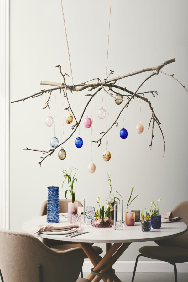 Påskeinspiration. Grene der hænger ned fra loftet dekoreret med smukke påskeæg i glas fra det danske design firma Kodanska.
